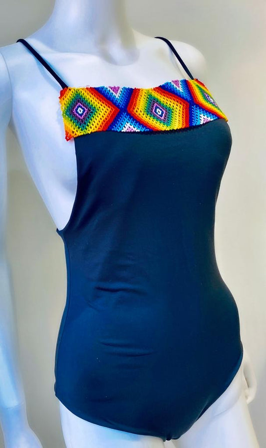 Entero Cuello Recto Con Aplique Negro