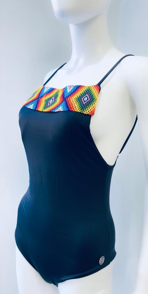 Entero Cuello Recto Con Aplique Negro